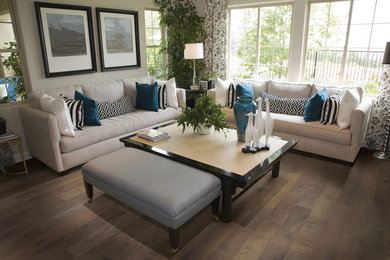 Example of a classic living room design in Toronto