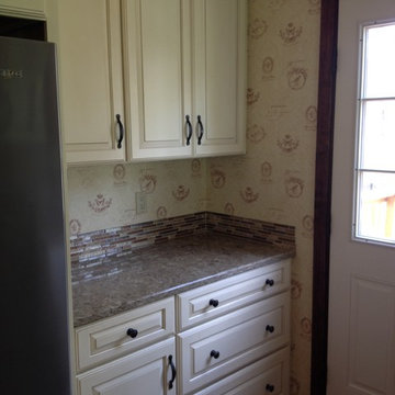 Granville Kitchen - Wallpaper and Tile
