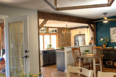 Idéer för ett mellanstort rustikt kök med matplats, med grå väggar, vinylgolv, en standard öppen spis, en spiselkrans i tegelsten och brunt golv