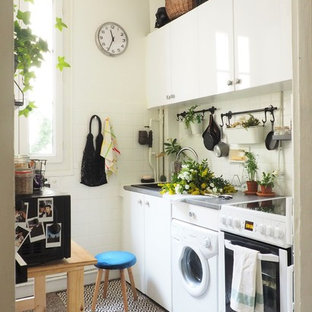 Создайте стильный интерьер: маленькая линейная кухня в современном стиле с белыми фасадами, белым фартуком, полом из терраццо, серым полом, серой столешницей, накладной раковиной, плоскими фасадами и белой техникой - последний тренд