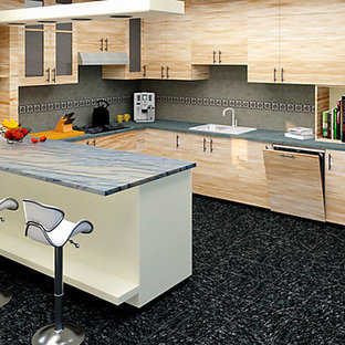 Exemple d'une arrière-cuisine parallèle moderne de taille moyenne avec un évier 1 bac, un placard à porte plane, des portes de placard en bois clair, un plan de travail en granite, une crédence beige, une crédence en carrelage de pierre, un électroménager encastrable, un sol en carrelage de céramique, un îlot central, un sol noir et un plan de travail bleu.