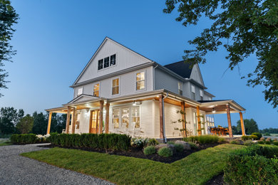 Example of a cottage exterior home design in Detroit