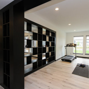 Idee per una sala pesi minimal con pareti bianche, pavimento in laminato e pavimento beige