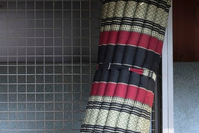 Bequeme Rollmatte in schwarz/roter Stofffarbe im Thai-Stil, B x T: 160 x 78 cm