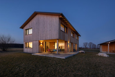Zweistöckiges Modernes Haus mit Satteldach, Ziegeldach, grauem Dach und Verschalung in München