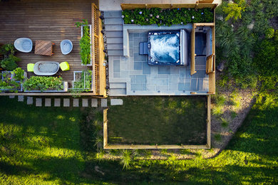 Ejemplo de patio minimalista pequeño sin cubierta en patio trasero con ducha exterior y losas de hormigón