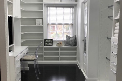 Foto di uno spazio per vestirsi per donna minimalista di medie dimensioni con ante con riquadro incassato, ante bianche e parquet scuro