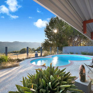 Retro Pool hinter dem Haus in individueller Form mit Granitsplitt in San Francisco