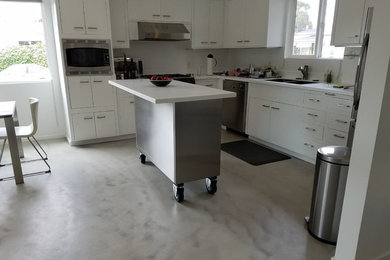 Kitchen - modern kitchen idea in Hawaii