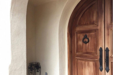 Imagen de puerta principal de estilo americano de tamaño medio con paredes beige, suelo de baldosas de cerámica, puerta doble, puerta de madera en tonos medios y suelo beige