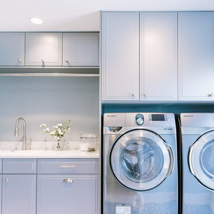 ポートランド(メイン)のトランジショナルスタイルのおしゃれなランドリールーム (再生ガラスカウンター、磁器タイルの床、グレーのキャビネット) の写真