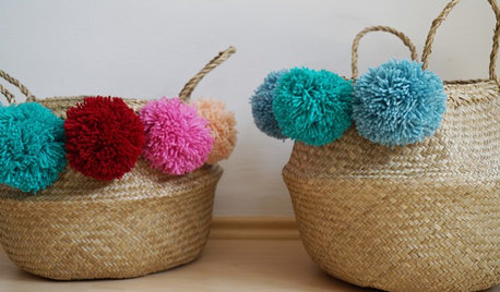 DIY: Seegraskörbe mit bunten Wollpompons aufhübschen