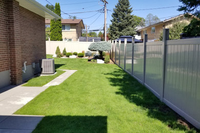 Design ideas for a modern vinyl fence landscaping in Toronto.