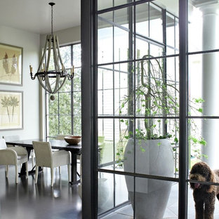 ニューオリンズの中サイズのエクレクティックスタイルのLDKの画像 (白い壁、コンクリートの床、暖炉なし、グレーの床)