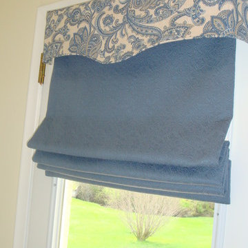 Cordless Roman shade with shaped valance
