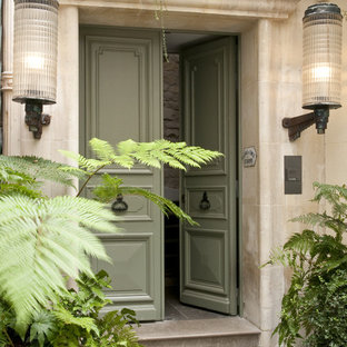Inspiration för mellanstora eklektiska ingångspartier, med beige väggar, en dubbeldörr och en grön dörr