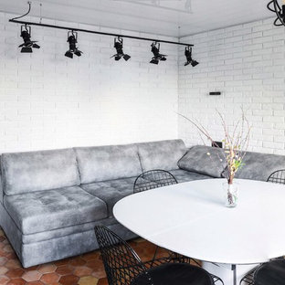 Idéer för att renovera ett litet funkis allrum med öppen planlösning, med vita väggar, klinkergolv i terrakotta och orange golv