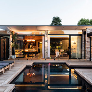 Modernes Pool im Innehof in individueller Form mit Dielen in Sydney