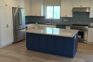 Example of a kitchen design in Los Angeles