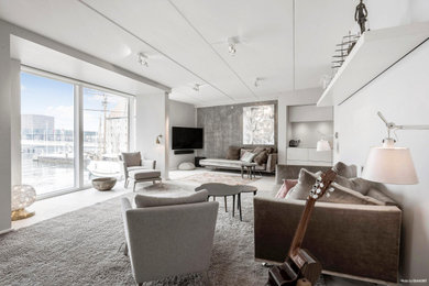 Diseño de salón para visitas abierto escandinavo de tamaño medio con paredes grises, suelo de madera en tonos medios, televisor colgado en la pared, suelo blanco y papel pintado