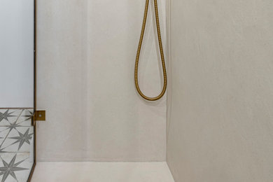 Imagen de cuarto de baño minimalista con ducha abierta, paredes blancas y ducha abierta