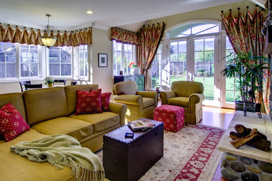 Example of a classic family room design in San Francisco