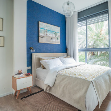 Ruhiges Schlafzimmer mit blauer Strukturwand