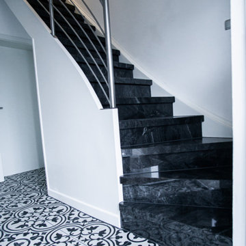 Flur Retrodesign Zementfliesen, Holztreppe mit Steinstufen modernisieren