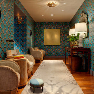 Inspiration för en stor eklektisk foajé, med flerfärgade väggar, mellanmörkt trägolv, en dubbeldörr och ljus trädörr