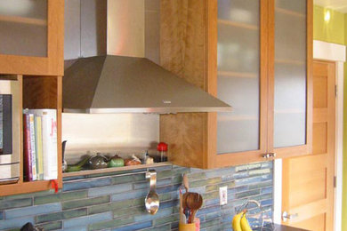 Kitchen - contemporary kitchen idea in Seattle