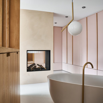 Badezimmer mit Kamin und Ankleide