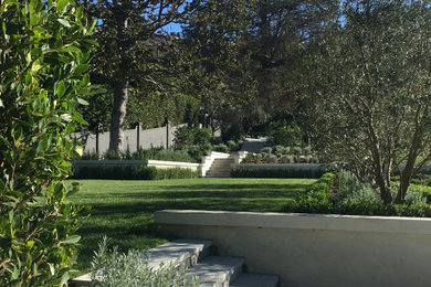 Inspiration for a traditional landscaping in Los Angeles.