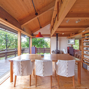 福岡のアジアンスタイルのLDKの画像 (白い壁、無垢フローリング、薪ストーブ、茶色い床)