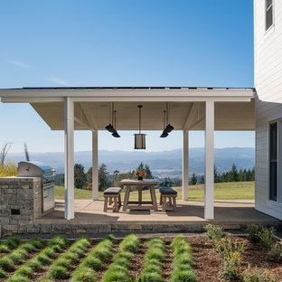 他の地域の中サイズのカントリー風おしゃれな裏庭のテラス (壁面緑化、コンクリート板舗装	、張り出し屋根) の写真