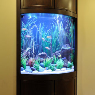 Inspiration för stora klassiska hallar, med gula väggar, mellanmörkt trägolv och brunt golv