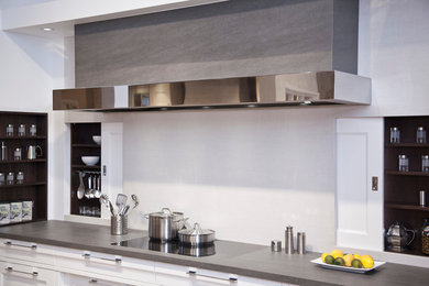 Idee per una cucina design di medie dimensioni con ante bianche, paraspruzzi bianco e elettrodomestici in acciaio inossidabile