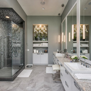 Idée de décoration pour une salle de bain principale design avec des portes de placard blanches, un placard à porte plane, un carrelage multicolore, des carreaux en allumettes, un mur gris, un sol gris et une cabine de douche à porte battante.