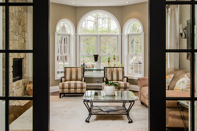 Example of a classic home design design in Toronto