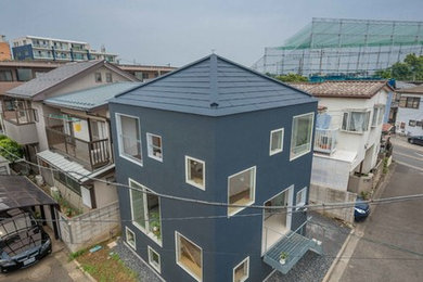 This is an example of a modern split-level grey exterior in Tokyo with a hip roof.
