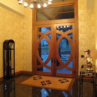 Idées déco pour un hall d'entrée éclectique de taille moyenne avec un mur jaune, sol en granite, une porte double et une porte en bois brun.