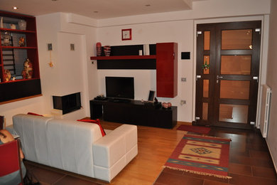 Diseño de sala de estar abierta moderna de tamaño medio con paredes blancas, chimenea de esquina, marco de chimenea de yeso, suelo de madera clara y suelo beige