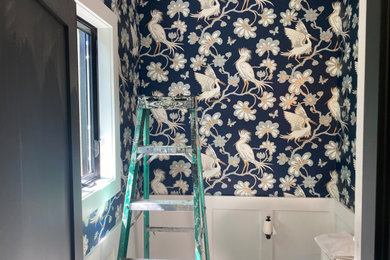 Ejemplo de cuarto de baño tradicional renovado con paredes azules, lavabo bajoencimera, suelo blanco y papel pintado