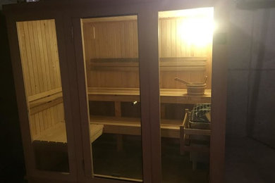 Ejemplo de sauna de estilo de casa de campo de tamaño medio