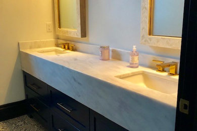 タンパにあるコンテンポラリースタイルのおしゃれな浴室 (家具調キャビネット、青いキャビネット、御影石の洗面台) の写真
