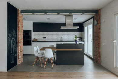 Cocina reformada y abierta al comedor
