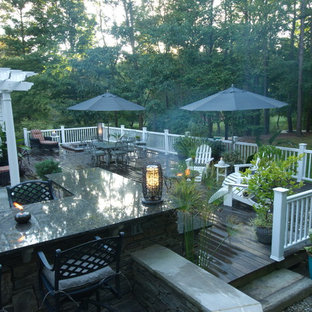 クリーブランドのトラディショナルスタイルのおしゃれな裏庭のデッキ (ファイヤーピット、パーゴラ) の写真