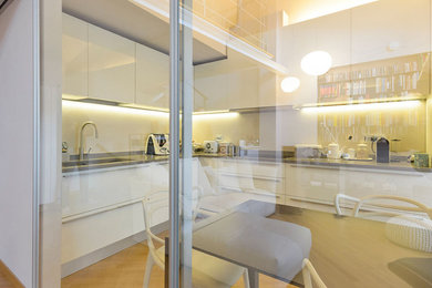 Ejemplo de diseño residencial minimalista de tamaño medio