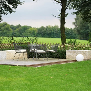 Großzügige Gartenanlage mit modernem Sonnendeck