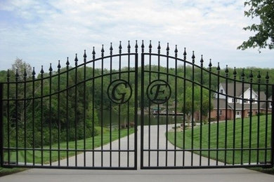 Inspiration for a traditional landscaping in Nashville.