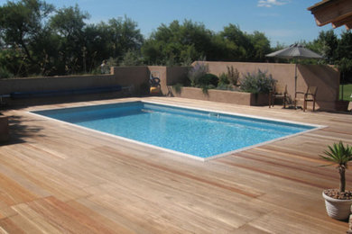 Ejemplo de piscina de tamaño medio rectangular en patio lateral